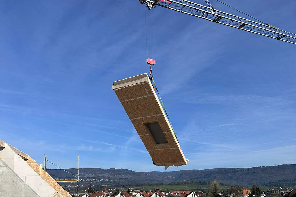 Foto eines Bauelements an Kran im Elementbau von Scheurerholzbau AG